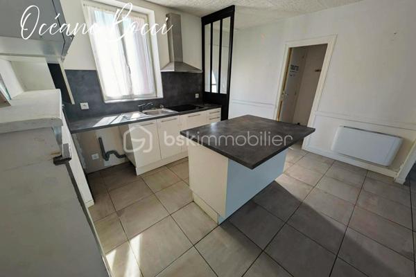 Maison de ville mitoyenne d'un côté dans une impasse calme - 3 chambres - Terrain entièrement clos d'environ 200 m².

Le bien se compose de façon suivante :
Au RDC : Entrée, cuisine meublée équipée et ouverte sur une lumineuse pièce de vie 17 m² avec un accès sur l'extérieur, 1 chambre qui possède sa salle de douche et son WC séparé, un second WC séparé ainsi qu'un coin buanderie complète ce niveau.

A l'étage : 1 pièce palière pouvant servir de bureau, 2 chambres ainsi qu'une SDD avec WC 

A l’extérieur : Jardin clos, dépendance et une cour pouvant accueillir plusieurs véhicules et/ou possibilité de construire un garage.


Venez découvrir ce bien et imaginez-vous déjà chez vous !