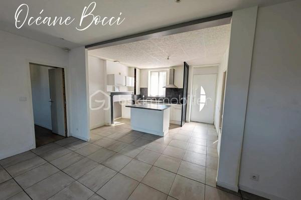 Maison de ville mitoyenne d'un côté dans une impasse calme - 3 chambres - Terrain entièrement clos d'environ 200 m².

Le bien se compose de façon suivante :
Au RDC : Entrée, cuisine meublée équipée et ouverte sur une lumineuse pièce de vie 17 m² avec un accès sur l'extérieur, 1 chambre qui possède sa salle de douche et son WC séparé, un second WC séparé ainsi qu'un coin buanderie complète ce niveau.

A l'étage : 1 pièce palière pouvant servir de bureau, 2 chambres ainsi qu'une SDD avec WC 

A l’extérieur : Jardin clos, dépendance et une cour pouvant accueillir plusieurs véhicules et/ou possibilité de construire un garage.


Venez découvrir ce bien et imaginez-vous déjà chez vous !