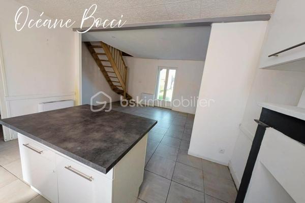 Maison de ville mitoyenne d'un côté dans une impasse calme - 3 chambres - Terrain entièrement clos d'environ 200 m².

Le bien se compose de façon suivante :
Au RDC : Entrée, cuisine meublée équipée et ouverte sur une lumineuse pièce de vie 17 m² avec un accès sur l'extérieur, 1 chambre qui possède sa salle de douche et son WC séparé, un second WC séparé ainsi qu'un coin buanderie complète ce niveau.

A l'étage : 1 pièce palière pouvant servir de bureau, 2 chambres ainsi qu'une SDD avec WC 

A l’extérieur : Jardin clos, dépendance et une cour pouvant accueillir plusieurs véhicules et/ou possibilité de construire un garage.


Venez découvrir ce bien et imaginez-vous déjà chez vous !