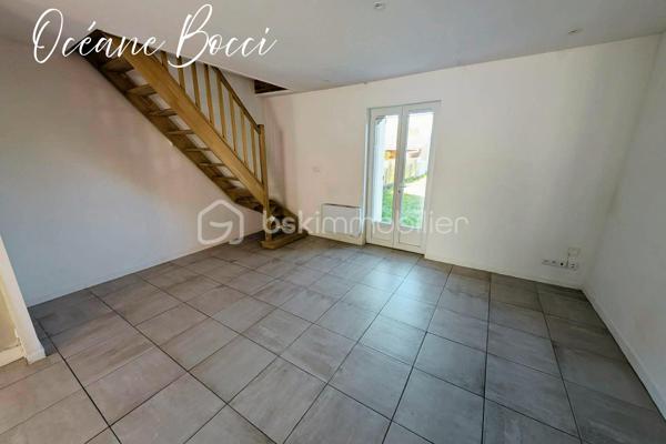 Maison de ville mitoyenne d'un côté dans une impasse calme - 3 chambres - Terrain entièrement clos d'environ 200 m².

Le bien se compose de façon suivante :
Au RDC : Entrée, cuisine meublée équipée et ouverte sur une lumineuse pièce de vie 17 m² avec un accès sur l'extérieur, 1 chambre qui possède sa salle de douche et son WC séparé, un second WC séparé ainsi qu'un coin buanderie complète ce niveau.

A l'étage : 1 pièce palière pouvant servir de bureau, 2 chambres ainsi qu'une SDD avec WC 

A l’extérieur : Jardin clos, dépendance et une cour pouvant accueillir plusieurs véhicules et/ou possibilité de construire un garage.


Venez découvrir ce bien et imaginez-vous déjà chez vous !