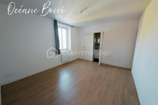 Maison de ville mitoyenne d'un côté dans une impasse calme - 3 chambres - Terrain entièrement clos d'environ 200 m².

Le bien se compose de façon suivante :
Au RDC : Entrée, cuisine meublée équipée et ouverte sur une lumineuse pièce de vie 17 m² avec un accès sur l'extérieur, 1 chambre qui possède sa salle de douche et son WC séparé, un second WC séparé ainsi qu'un coin buanderie complète ce niveau.

A l'étage : 1 pièce palière pouvant servir de bureau, 2 chambres ainsi qu'une SDD avec WC 

A l’extérieur : Jardin clos, dépendance et une cour pouvant accueillir plusieurs véhicules et/ou possibilité de construire un garage.


Venez découvrir ce bien et imaginez-vous déjà chez vous !