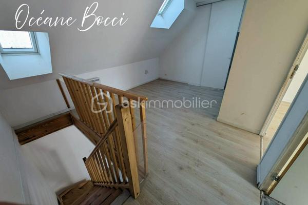 Maison de ville mitoyenne d'un côté dans une impasse calme - 3 chambres - Terrain entièrement clos d'environ 200 m².

Le bien se compose de façon suivante :
Au RDC : Entrée, cuisine meublée équipée et ouverte sur une lumineuse pièce de vie 17 m² avec un accès sur l'extérieur, 1 chambre qui possède sa salle de douche et son WC séparé, un second WC séparé ainsi qu'un coin buanderie complète ce niveau.

A l'étage : 1 pièce palière pouvant servir de bureau, 2 chambres ainsi qu'une SDD avec WC 

A l’extérieur : Jardin clos, dépendance et une cour pouvant accueillir plusieurs véhicules et/ou possibilité de construire un garage.


Venez découvrir ce bien et imaginez-vous déjà chez vous !