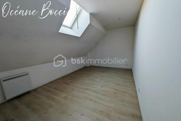 Maison de ville mitoyenne d'un côté dans une impasse calme - 3 chambres - Terrain entièrement clos d'environ 200 m².

Le bien se compose de façon suivante :
Au RDC : Entrée, cuisine meublée équipée et ouverte sur une lumineuse pièce de vie 17 m² avec un accès sur l'extérieur, 1 chambre qui possède sa salle de douche et son WC séparé, un second WC séparé ainsi qu'un coin buanderie complète ce niveau.

A l'étage : 1 pièce palière pouvant servir de bureau, 2 chambres ainsi qu'une SDD avec WC 

A l’extérieur : Jardin clos, dépendance et une cour pouvant accueillir plusieurs véhicules et/ou possibilité de construire un garage.


Venez découvrir ce bien et imaginez-vous déjà chez vous !