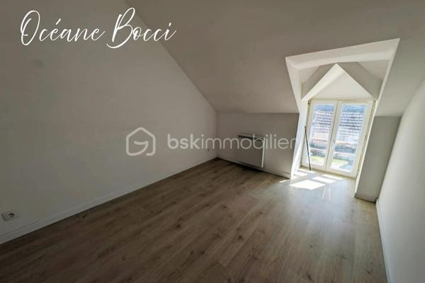 Maison de ville mitoyenne d'un côté dans une impasse calme - 3 chambres - Terrain entièrement clos d'environ 200 m².

Le bien se compose de façon suivante :
Au RDC : Entrée, cuisine meublée équipée et ouverte sur une lumineuse pièce de vie 17 m² avec un accès sur l'extérieur, 1 chambre qui possède sa salle de douche et son WC séparé, un second WC séparé ainsi qu'un coin buanderie complète ce niveau.

A l'étage : 1 pièce palière pouvant servir de bureau, 2 chambres ainsi qu'une SDD avec WC 

A l’extérieur : Jardin clos, dépendance et une cour pouvant accueillir plusieurs véhicules et/ou possibilité de construire un garage.


Venez découvrir ce bien et imaginez-vous déjà chez vous !