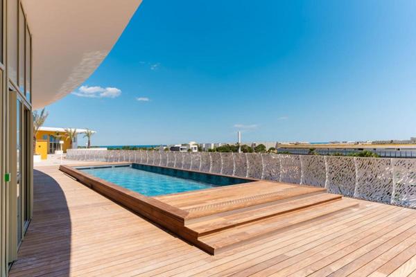 CAP D'AGDE. Village Naturiste. Duplex T2 en Rooftop avec Piscine, Jacuzzis et Garage Privatif