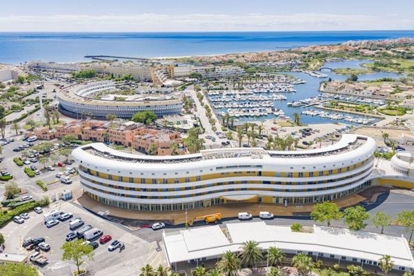 CAP D'AGDE. Village Naturiste. Duplex T2 en Rooftop avec Piscine, Jacuzzis et Garage Privatif