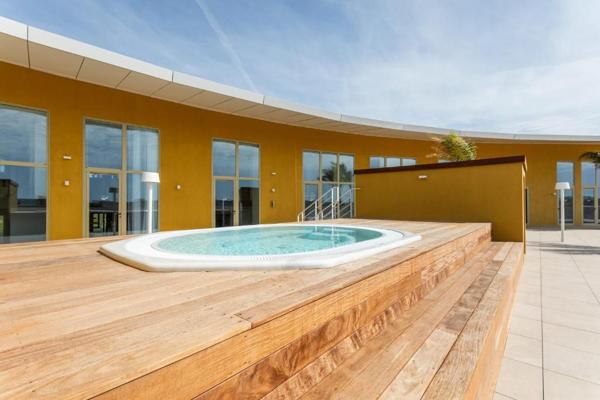 CAP D'AGDE. Village Naturiste. Duplex T2 en Rooftop avec Piscine, Jacuzzis et Garage Privatif