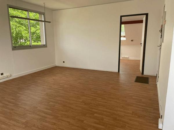 Location Local commercial 4 pièces 69 m² - 7 RUE DE LA LIBERATION Enghien Les Bains 95880