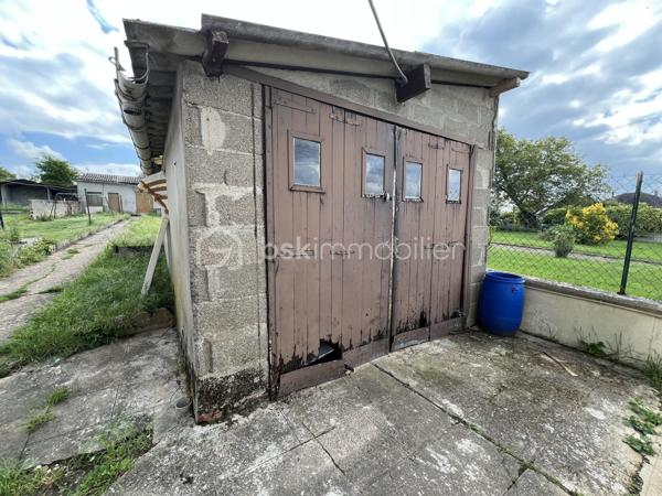 EN EXCLUSIVITE

Courtenay : profitez d’un village dynamique bénéficiant de toutes les commodités. Nombreux commerces et services, écoles élémentaires et collège ainsi que transports scolaires desservants les lycées de Montargis. Accès autoroute A6 et A19.

Vous souhaitez investir ? Vous recherchez le cocon idéal pour votre premier achat ? Cette charmante maison de ville vous séduira. 

Vous apprécierez sa pièce de vie traversante de lumière, offrant un espace séjour et une vaste cuisine aménagée. Au premier étage : une chambre et une salle d’eau confortable. Une seconde chambre se situe à l’étage supérieur. 

Les extérieurs, fonctionnels, disposent d’un garage et d’une dépendance, aménageable au besoin en un bureau, un atelier ou même en une seconde habitation. 
Une cave complète l'ensemble.

Le tout sur un terrain d’environ 465m².

Un bien au fort potentiel, à découvrir sans plus tarder !