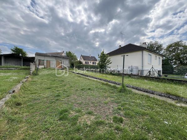EN EXCLUSIVITE

Courtenay : profitez d’un village dynamique bénéficiant de toutes les commodités. Nombreux commerces et services, écoles élémentaires et collège ainsi que transports scolaires desservants les lycées de Montargis. Accès autoroute A6 et A19.

Vous souhaitez investir ? Vous recherchez le cocon idéal pour votre premier achat ? Cette charmante maison de ville vous séduira. 

Vous apprécierez sa pièce de vie traversante de lumière, offrant un espace séjour et une vaste cuisine aménagée. Au premier étage : une chambre et une salle d’eau confortable. Une seconde chambre se situe à l’étage supérieur. 

Les extérieurs, fonctionnels, disposent d’un garage et d’une dépendance, aménageable au besoin en un bureau, un atelier ou même en une seconde habitation. 
Une cave complète l'ensemble.

Le tout sur un terrain d’environ 465m².

Un bien au fort potentiel, à découvrir sans plus tarder !