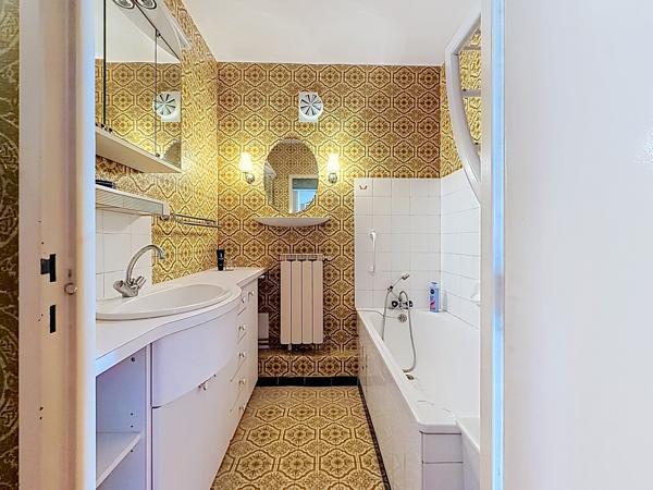 Appartement
         4 pièces
        - 76 m² Exclusivité 120 000 € *