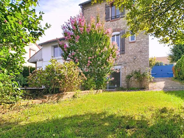 Édifiée sur un terrain de plus de 790 m², venez découvrir cette charmante maison de pierre qui saura vous séduire par son style, son potentiel, son jardin arboré et sa piscine. 
Dès le pas de la porte franchi, la double exposition permet à la luminosité de vous envelopper. Face à vous le séjour, sur votre gauche la salle à manger avec sa cuisine ouverte vous invite à la convivialité. Sur  votre droite, une chambre avec sa salle d'eau vous permet de bénéficier d'une chambre au rez-de-chaussée. Vous trouverez également un wc à ce niveau. A l'étage vous trouverez 2 chambres et une salle d'eau avec wc desservies par un palier. Au-dessus d'une des chambres se situe une quatrième pièce pouvant servir de chambre, de bureau, de salle de jeux. Au rez de chaussée côté jardin vous aurez la chance de découvrir deux chambres lumineuses avec vue sur la piscine. Une salle de bains avec douche et baignoire agrémente ce niveau.
Côté technique, la maison possède des huisseries en pvc, des volets roulants électriques, une alarme, la fibre, un portail électrique, une climatisation réversible, un chauffage au gaz de ville, et un forage pour l'eau. 
Côté jardin, outre la multitude d'essence différente entre arbres fruitiers, olivier et un majestueux  cèdre, vous bénéficierez d'un espace barbecue près de la piscine en dur,  d'un atelier et d'une serre. 
En venant visiter, vous comprendrez aisément que cette maison atypique, n'est pas la maison de Mme ou Mr tout le monde. Elle est unique, surprenante, chaleureuse, comme vous, non ?