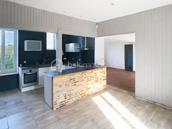 Édifiée sur un terrain de plus de 790 m², venez découvrir cette charmante maison de pierre qui saura vous séduire par son style, son potentiel, son jardin arboré et sa piscine. 
Dès le pas de la porte franchi, la double exposition permet à la luminosité de vous envelopper. Face à vous le séjour, sur votre gauche la salle à manger avec sa cuisine ouverte vous invite à la convivialité. Sur  votre droite, une chambre avec sa salle d'eau vous permet de bénéficier d'une chambre au rez-de-chaussée. Vous trouverez également un wc à ce niveau. A l'étage vous trouverez 2 chambres et une salle d'eau avec wc desservies par un palier. Au-dessus d'une des chambres se situe une quatrième pièce pouvant servir de chambre, de bureau, de salle de jeux. Au rez de chaussée côté jardin vous aurez la chance de découvrir deux chambres lumineuses avec vue sur la piscine. Une salle de bains avec douche et baignoire agrémente ce niveau.
Côté technique, la maison possède des huisseries en pvc, des volets roulants électriques, une alarme, la fibre, un portail électrique, une climatisation réversible, un chauffage au gaz de ville, et un forage pour l'eau. 
Côté jardin, outre la multitude d'essence différente entre arbres fruitiers, olivier et un majestueux  cèdre, vous bénéficierez d'un espace barbecue près de la piscine en dur,  d'un atelier et d'une serre. 
En venant visiter, vous comprendrez aisément que cette maison atypique, n'est pas la maison de Mme ou Mr tout le monde. Elle est unique, surprenante, chaleureuse, comme vous, non ?