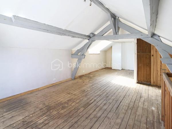 Édifiée sur un terrain de plus de 790 m², venez découvrir cette charmante maison de pierre qui saura vous séduire par son style, son potentiel, son jardin arboré et sa piscine. 
Dès le pas de la porte franchi, la double exposition permet à la luminosité de vous envelopper. Face à vous le séjour, sur votre gauche la salle à manger avec sa cuisine ouverte vous invite à la convivialité. Sur  votre droite, une chambre avec sa salle d'eau vous permet de bénéficier d'une chambre au rez-de-chaussée. Vous trouverez également un wc à ce niveau. A l'étage vous trouverez 2 chambres et une salle d'eau avec wc desservies par un palier. Au-dessus d'une des chambres se situe une quatrième pièce pouvant servir de chambre, de bureau, de salle de jeux. Au rez de chaussée côté jardin vous aurez la chance de découvrir deux chambres lumineuses avec vue sur la piscine. Une salle de bains avec douche et baignoire agrémente ce niveau.
Côté technique, la maison possède des huisseries en pvc, des volets roulants électriques, une alarme, la fibre, un portail électrique, une climatisation réversible, un chauffage au gaz de ville, et un forage pour l'eau. 
Côté jardin, outre la multitude d'essence différente entre arbres fruitiers, olivier et un majestueux  cèdre, vous bénéficierez d'un espace barbecue près de la piscine en dur,  d'un atelier et d'une serre. 
En venant visiter, vous comprendrez aisément que cette maison atypique, n'est pas la maison de Mme ou Mr tout le monde. Elle est unique, surprenante, chaleureuse, comme vous, non ?