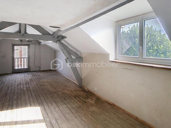 Édifiée sur un terrain de plus de 790 m², venez découvrir cette charmante maison de pierre qui saura vous séduire par son style, son potentiel, son jardin arboré et sa piscine. 
Dès le pas de la porte franchi, la double exposition permet à la luminosité de vous envelopper. Face à vous le séjour, sur votre gauche la salle à manger avec sa cuisine ouverte vous invite à la convivialité. Sur  votre droite, une chambre avec sa salle d'eau vous permet de bénéficier d'une chambre au rez-de-chaussée. Vous trouverez également un wc à ce niveau. A l'étage vous trouverez 2 chambres et une salle d'eau avec wc desservies par un palier. Au-dessus d'une des chambres se situe une quatrième pièce pouvant servir de chambre, de bureau, de salle de jeux. Au rez de chaussée côté jardin vous aurez la chance de découvrir deux chambres lumineuses avec vue sur la piscine. Une salle de bains avec douche et baignoire agrémente ce niveau.
Côté technique, la maison possède des huisseries en pvc, des volets roulants électriques, une alarme, la fibre, un portail électrique, une climatisation réversible, un chauffage au gaz de ville, et un forage pour l'eau. 
Côté jardin, outre la multitude d'essence différente entre arbres fruitiers, olivier et un majestueux  cèdre, vous bénéficierez d'un espace barbecue près de la piscine en dur,  d'un atelier et d'une serre. 
En venant visiter, vous comprendrez aisément que cette maison atypique, n'est pas la maison de Mme ou Mr tout le monde. Elle est unique, surprenante, chaleureuse, comme vous, non ?