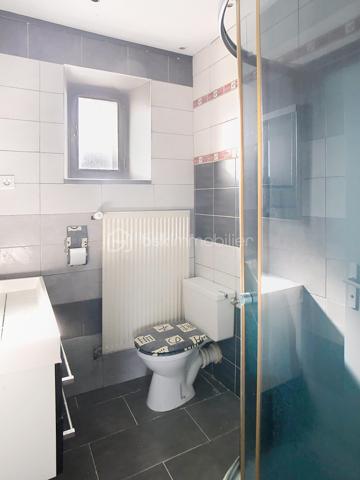 Édifiée sur un terrain de plus de 790 m², venez découvrir cette charmante maison de pierre qui saura vous séduire par son style, son potentiel, son jardin arboré et sa piscine. 
Dès le pas de la porte franchi, la double exposition permet à la luminosité de vous envelopper. Face à vous le séjour, sur votre gauche la salle à manger avec sa cuisine ouverte vous invite à la convivialité. Sur  votre droite, une chambre avec sa salle d'eau vous permet de bénéficier d'une chambre au rez-de-chaussée. Vous trouverez également un wc à ce niveau. A l'étage vous trouverez 2 chambres et une salle d'eau avec wc desservies par un palier. Au-dessus d'une des chambres se situe une quatrième pièce pouvant servir de chambre, de bureau, de salle de jeux. Au rez de chaussée côté jardin vous aurez la chance de découvrir deux chambres lumineuses avec vue sur la piscine. Une salle de bains avec douche et baignoire agrémente ce niveau.
Côté technique, la maison possède des huisseries en pvc, des volets roulants électriques, une alarme, la fibre, un portail électrique, une climatisation réversible, un chauffage au gaz de ville, et un forage pour l'eau. 
Côté jardin, outre la multitude d'essence différente entre arbres fruitiers, olivier et un majestueux  cèdre, vous bénéficierez d'un espace barbecue près de la piscine en dur,  d'un atelier et d'une serre. 
En venant visiter, vous comprendrez aisément que cette maison atypique, n'est pas la maison de Mme ou Mr tout le monde. Elle est unique, surprenante, chaleureuse, comme vous, non ?