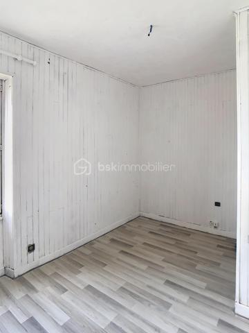 Édifiée sur un terrain de plus de 790 m², venez découvrir cette charmante maison de pierre qui saura vous séduire par son style, son potentiel, son jardin arboré et sa piscine. 
Dès le pas de la porte franchi, la double exposition permet à la luminosité de vous envelopper. Face à vous le séjour, sur votre gauche la salle à manger avec sa cuisine ouverte vous invite à la convivialité. Sur  votre droite, une chambre avec sa salle d'eau vous permet de bénéficier d'une chambre au rez-de-chaussée. Vous trouverez également un wc à ce niveau. A l'étage vous trouverez 2 chambres et une salle d'eau avec wc desservies par un palier. Au-dessus d'une des chambres se situe une quatrième pièce pouvant servir de chambre, de bureau, de salle de jeux. Au rez de chaussée côté jardin vous aurez la chance de découvrir deux chambres lumineuses avec vue sur la piscine. Une salle de bains avec douche et baignoire agrémente ce niveau.
Côté technique, la maison possède des huisseries en pvc, des volets roulants électriques, une alarme, la fibre, un portail électrique, une climatisation réversible, un chauffage au gaz de ville, et un forage pour l'eau. 
Côté jardin, outre la multitude d'essence différente entre arbres fruitiers, olivier et un majestueux  cèdre, vous bénéficierez d'un espace barbecue près de la piscine en dur,  d'un atelier et d'une serre. 
En venant visiter, vous comprendrez aisément que cette maison atypique, n'est pas la maison de Mme ou Mr tout le monde. Elle est unique, surprenante, chaleureuse, comme vous, non ?