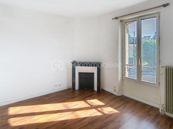 Édifiée sur un terrain de plus de 790 m², venez découvrir cette charmante maison de pierre qui saura vous séduire par son style, son potentiel, son jardin arboré et sa piscine. 
Dès le pas de la porte franchi, la double exposition permet à la luminosité de vous envelopper. Face à vous le séjour, sur votre gauche la salle à manger avec sa cuisine ouverte vous invite à la convivialité. Sur  votre droite, une chambre avec sa salle d'eau vous permet de bénéficier d'une chambre au rez-de-chaussée. Vous trouverez également un wc à ce niveau. A l'étage vous trouverez 2 chambres et une salle d'eau avec wc desservies par un palier. Au-dessus d'une des chambres se situe une quatrième pièce pouvant servir de chambre, de bureau, de salle de jeux. Au rez de chaussée côté jardin vous aurez la chance de découvrir deux chambres lumineuses avec vue sur la piscine. Une salle de bains avec douche et baignoire agrémente ce niveau.
Côté technique, la maison possède des huisseries en pvc, des volets roulants électriques, une alarme, la fibre, un portail électrique, une climatisation réversible, un chauffage au gaz de ville, et un forage pour l'eau. 
Côté jardin, outre la multitude d'essence différente entre arbres fruitiers, olivier et un majestueux  cèdre, vous bénéficierez d'un espace barbecue près de la piscine en dur,  d'un atelier et d'une serre. 
En venant visiter, vous comprendrez aisément que cette maison atypique, n'est pas la maison de Mme ou Mr tout le monde. Elle est unique, surprenante, chaleureuse, comme vous, non ?