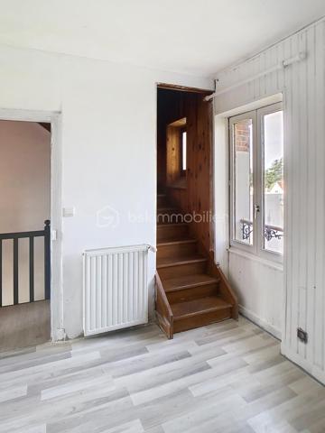 Édifiée sur un terrain de plus de 790 m², venez découvrir cette charmante maison de pierre qui saura vous séduire par son style, son potentiel, son jardin arboré et sa piscine. 
Dès le pas de la porte franchi, la double exposition permet à la luminosité de vous envelopper. Face à vous le séjour, sur votre gauche la salle à manger avec sa cuisine ouverte vous invite à la convivialité. Sur  votre droite, une chambre avec sa salle d'eau vous permet de bénéficier d'une chambre au rez-de-chaussée. Vous trouverez également un wc à ce niveau. A l'étage vous trouverez 2 chambres et une salle d'eau avec wc desservies par un palier. Au-dessus d'une des chambres se situe une quatrième pièce pouvant servir de chambre, de bureau, de salle de jeux. Au rez de chaussée côté jardin vous aurez la chance de découvrir deux chambres lumineuses avec vue sur la piscine. Une salle de bains avec douche et baignoire agrémente ce niveau.
Côté technique, la maison possède des huisseries en pvc, des volets roulants électriques, une alarme, la fibre, un portail électrique, une climatisation réversible, un chauffage au gaz de ville, et un forage pour l'eau. 
Côté jardin, outre la multitude d'essence différente entre arbres fruitiers, olivier et un majestueux  cèdre, vous bénéficierez d'un espace barbecue près de la piscine en dur,  d'un atelier et d'une serre. 
En venant visiter, vous comprendrez aisément que cette maison atypique, n'est pas la maison de Mme ou Mr tout le monde. Elle est unique, surprenante, chaleureuse, comme vous, non ?