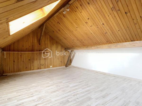 Édifiée sur un terrain de plus de 790 m², venez découvrir cette charmante maison de pierre qui saura vous séduire par son style, son potentiel, son jardin arboré et sa piscine. 
Dès le pas de la porte franchi, la double exposition permet à la luminosité de vous envelopper. Face à vous le séjour, sur votre gauche la salle à manger avec sa cuisine ouverte vous invite à la convivialité. Sur  votre droite, une chambre avec sa salle d'eau vous permet de bénéficier d'une chambre au rez-de-chaussée. Vous trouverez également un wc à ce niveau. A l'étage vous trouverez 2 chambres et une salle d'eau avec wc desservies par un palier. Au-dessus d'une des chambres se situe une quatrième pièce pouvant servir de chambre, de bureau, de salle de jeux. Au rez de chaussée côté jardin vous aurez la chance de découvrir deux chambres lumineuses avec vue sur la piscine. Une salle de bains avec douche et baignoire agrémente ce niveau.
Côté technique, la maison possède des huisseries en pvc, des volets roulants électriques, une alarme, la fibre, un portail électrique, une climatisation réversible, un chauffage au gaz de ville, et un forage pour l'eau. 
Côté jardin, outre la multitude d'essence différente entre arbres fruitiers, olivier et un majestueux  cèdre, vous bénéficierez d'un espace barbecue près de la piscine en dur,  d'un atelier et d'une serre. 
En venant visiter, vous comprendrez aisément que cette maison atypique, n'est pas la maison de Mme ou Mr tout le monde. Elle est unique, surprenante, chaleureuse, comme vous, non ?