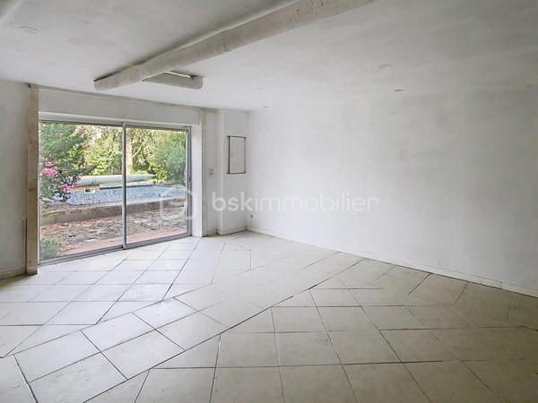 Édifiée sur un terrain de plus de 790 m², venez découvrir cette charmante maison de pierre qui saura vous séduire par son style, son potentiel, son jardin arboré et sa piscine. 
Dès le pas de la porte franchi, la double exposition permet à la luminosité de vous envelopper. Face à vous le séjour, sur votre gauche la salle à manger avec sa cuisine ouverte vous invite à la convivialité. Sur  votre droite, une chambre avec sa salle d'eau vous permet de bénéficier d'une chambre au rez-de-chaussée. Vous trouverez également un wc à ce niveau. A l'étage vous trouverez 2 chambres et une salle d'eau avec wc desservies par un palier. Au-dessus d'une des chambres se situe une quatrième pièce pouvant servir de chambre, de bureau, de salle de jeux. Au rez de chaussée côté jardin vous aurez la chance de découvrir deux chambres lumineuses avec vue sur la piscine. Une salle de bains avec douche et baignoire agrémente ce niveau.
Côté technique, la maison possède des huisseries en pvc, des volets roulants électriques, une alarme, la fibre, un portail électrique, une climatisation réversible, un chauffage au gaz de ville, et un forage pour l'eau. 
Côté jardin, outre la multitude d'essence différente entre arbres fruitiers, olivier et un majestueux  cèdre, vous bénéficierez d'un espace barbecue près de la piscine en dur,  d'un atelier et d'une serre. 
En venant visiter, vous comprendrez aisément que cette maison atypique, n'est pas la maison de Mme ou Mr tout le monde. Elle est unique, surprenante, chaleureuse, comme vous, non ?