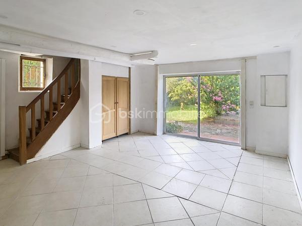 Édifiée sur un terrain de plus de 790 m², venez découvrir cette charmante maison de pierre qui saura vous séduire par son style, son potentiel, son jardin arboré et sa piscine. 
Dès le pas de la porte franchi, la double exposition permet à la luminosité de vous envelopper. Face à vous le séjour, sur votre gauche la salle à manger avec sa cuisine ouverte vous invite à la convivialité. Sur  votre droite, une chambre avec sa salle d'eau vous permet de bénéficier d'une chambre au rez-de-chaussée. Vous trouverez également un wc à ce niveau. A l'étage vous trouverez 2 chambres et une salle d'eau avec wc desservies par un palier. Au-dessus d'une des chambres se situe une quatrième pièce pouvant servir de chambre, de bureau, de salle de jeux. Au rez de chaussée côté jardin vous aurez la chance de découvrir deux chambres lumineuses avec vue sur la piscine. Une salle de bains avec douche et baignoire agrémente ce niveau.
Côté technique, la maison possède des huisseries en pvc, des volets roulants électriques, une alarme, la fibre, un portail électrique, une climatisation réversible, un chauffage au gaz de ville, et un forage pour l'eau. 
Côté jardin, outre la multitude d'essence différente entre arbres fruitiers, olivier et un majestueux  cèdre, vous bénéficierez d'un espace barbecue près de la piscine en dur,  d'un atelier et d'une serre. 
En venant visiter, vous comprendrez aisément que cette maison atypique, n'est pas la maison de Mme ou Mr tout le monde. Elle est unique, surprenante, chaleureuse, comme vous, non ?