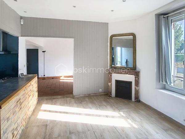 Édifiée sur un terrain de plus de 790 m², venez découvrir cette charmante maison de pierre qui saura vous séduire par son style, son potentiel, son jardin arboré et sa piscine. 
Dès le pas de la porte franchi, la double exposition permet à la luminosité de vous envelopper. Face à vous le séjour, sur votre gauche la salle à manger avec sa cuisine ouverte vous invite à la convivialité. Sur  votre droite, une chambre avec sa salle d'eau vous permet de bénéficier d'une chambre au rez-de-chaussée. Vous trouverez également un wc à ce niveau. A l'étage vous trouverez 2 chambres et une salle d'eau avec wc desservies par un palier. Au-dessus d'une des chambres se situe une quatrième pièce pouvant servir de chambre, de bureau, de salle de jeux. Au rez de chaussée côté jardin vous aurez la chance de découvrir deux chambres lumineuses avec vue sur la piscine. Une salle de bains avec douche et baignoire agrémente ce niveau.
Côté technique, la maison possède des huisseries en pvc, des volets roulants électriques, une alarme, la fibre, un portail électrique, une climatisation réversible, un chauffage au gaz de ville, et un forage pour l'eau. 
Côté jardin, outre la multitude d'essence différente entre arbres fruitiers, olivier et un majestueux  cèdre, vous bénéficierez d'un espace barbecue près de la piscine en dur,  d'un atelier et d'une serre. 
En venant visiter, vous comprendrez aisément que cette maison atypique, n'est pas la maison de Mme ou Mr tout le monde. Elle est unique, surprenante, chaleureuse, comme vous, non ?