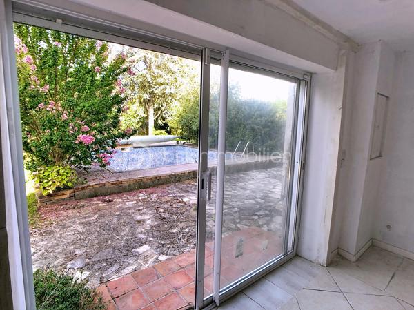 Édifiée sur un terrain de plus de 790 m², venez découvrir cette charmante maison de pierre qui saura vous séduire par son style, son potentiel, son jardin arboré et sa piscine. 
Dès le pas de la porte franchi, la double exposition permet à la luminosité de vous envelopper. Face à vous le séjour, sur votre gauche la salle à manger avec sa cuisine ouverte vous invite à la convivialité. Sur  votre droite, une chambre avec sa salle d'eau vous permet de bénéficier d'une chambre au rez-de-chaussée. Vous trouverez également un wc à ce niveau. A l'étage vous trouverez 2 chambres et une salle d'eau avec wc desservies par un palier. Au-dessus d'une des chambres se situe une quatrième pièce pouvant servir de chambre, de bureau, de salle de jeux. Au rez de chaussée côté jardin vous aurez la chance de découvrir deux chambres lumineuses avec vue sur la piscine. Une salle de bains avec douche et baignoire agrémente ce niveau.
Côté technique, la maison possède des huisseries en pvc, des volets roulants électriques, une alarme, la fibre, un portail électrique, une climatisation réversible, un chauffage au gaz de ville, et un forage pour l'eau. 
Côté jardin, outre la multitude d'essence différente entre arbres fruitiers, olivier et un majestueux  cèdre, vous bénéficierez d'un espace barbecue près de la piscine en dur,  d'un atelier et d'une serre. 
En venant visiter, vous comprendrez aisément que cette maison atypique, n'est pas la maison de Mme ou Mr tout le monde. Elle est unique, surprenante, chaleureuse, comme vous, non ?