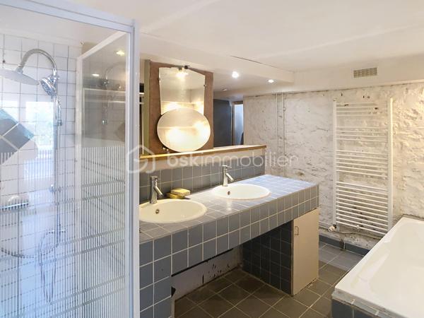 Édifiée sur un terrain de plus de 790 m², venez découvrir cette charmante maison de pierre qui saura vous séduire par son style, son potentiel, son jardin arboré et sa piscine. 
Dès le pas de la porte franchi, la double exposition permet à la luminosité de vous envelopper. Face à vous le séjour, sur votre gauche la salle à manger avec sa cuisine ouverte vous invite à la convivialité. Sur  votre droite, une chambre avec sa salle d'eau vous permet de bénéficier d'une chambre au rez-de-chaussée. Vous trouverez également un wc à ce niveau. A l'étage vous trouverez 2 chambres et une salle d'eau avec wc desservies par un palier. Au-dessus d'une des chambres se situe une quatrième pièce pouvant servir de chambre, de bureau, de salle de jeux. Au rez de chaussée côté jardin vous aurez la chance de découvrir deux chambres lumineuses avec vue sur la piscine. Une salle de bains avec douche et baignoire agrémente ce niveau.
Côté technique, la maison possède des huisseries en pvc, des volets roulants électriques, une alarme, la fibre, un portail électrique, une climatisation réversible, un chauffage au gaz de ville, et un forage pour l'eau. 
Côté jardin, outre la multitude d'essence différente entre arbres fruitiers, olivier et un majestueux  cèdre, vous bénéficierez d'un espace barbecue près de la piscine en dur,  d'un atelier et d'une serre. 
En venant visiter, vous comprendrez aisément que cette maison atypique, n'est pas la maison de Mme ou Mr tout le monde. Elle est unique, surprenante, chaleureuse, comme vous, non ?