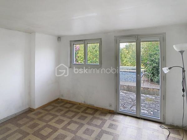 Édifiée sur un terrain de plus de 790 m², venez découvrir cette charmante maison de pierre qui saura vous séduire par son style, son potentiel, son jardin arboré et sa piscine. 
Dès le pas de la porte franchi, la double exposition permet à la luminosité de vous envelopper. Face à vous le séjour, sur votre gauche la salle à manger avec sa cuisine ouverte vous invite à la convivialité. Sur  votre droite, une chambre avec sa salle d'eau vous permet de bénéficier d'une chambre au rez-de-chaussée. Vous trouverez également un wc à ce niveau. A l'étage vous trouverez 2 chambres et une salle d'eau avec wc desservies par un palier. Au-dessus d'une des chambres se situe une quatrième pièce pouvant servir de chambre, de bureau, de salle de jeux. Au rez de chaussée côté jardin vous aurez la chance de découvrir deux chambres lumineuses avec vue sur la piscine. Une salle de bains avec douche et baignoire agrémente ce niveau.
Côté technique, la maison possède des huisseries en pvc, des volets roulants électriques, une alarme, la fibre, un portail électrique, une climatisation réversible, un chauffage au gaz de ville, et un forage pour l'eau. 
Côté jardin, outre la multitude d'essence différente entre arbres fruitiers, olivier et un majestueux  cèdre, vous bénéficierez d'un espace barbecue près de la piscine en dur,  d'un atelier et d'une serre. 
En venant visiter, vous comprendrez aisément que cette maison atypique, n'est pas la maison de Mme ou Mr tout le monde. Elle est unique, surprenante, chaleureuse, comme vous, non ?