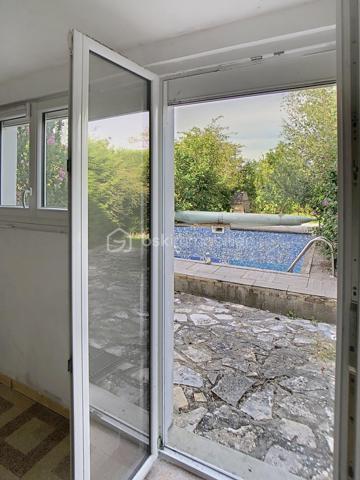 Édifiée sur un terrain de plus de 790 m², venez découvrir cette charmante maison de pierre qui saura vous séduire par son style, son potentiel, son jardin arboré et sa piscine. 
Dès le pas de la porte franchi, la double exposition permet à la luminosité de vous envelopper. Face à vous le séjour, sur votre gauche la salle à manger avec sa cuisine ouverte vous invite à la convivialité. Sur  votre droite, une chambre avec sa salle d'eau vous permet de bénéficier d'une chambre au rez-de-chaussée. Vous trouverez également un wc à ce niveau. A l'étage vous trouverez 2 chambres et une salle d'eau avec wc desservies par un palier. Au-dessus d'une des chambres se situe une quatrième pièce pouvant servir de chambre, de bureau, de salle de jeux. Au rez de chaussée côté jardin vous aurez la chance de découvrir deux chambres lumineuses avec vue sur la piscine. Une salle de bains avec douche et baignoire agrémente ce niveau.
Côté technique, la maison possède des huisseries en pvc, des volets roulants électriques, une alarme, la fibre, un portail électrique, une climatisation réversible, un chauffage au gaz de ville, et un forage pour l'eau. 
Côté jardin, outre la multitude d'essence différente entre arbres fruitiers, olivier et un majestueux  cèdre, vous bénéficierez d'un espace barbecue près de la piscine en dur,  d'un atelier et d'une serre. 
En venant visiter, vous comprendrez aisément que cette maison atypique, n'est pas la maison de Mme ou Mr tout le monde. Elle est unique, surprenante, chaleureuse, comme vous, non ?
