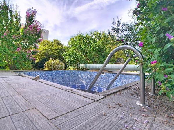 Édifiée sur un terrain de plus de 790 m², venez découvrir cette charmante maison de pierre qui saura vous séduire par son style, son potentiel, son jardin arboré et sa piscine. 
Dès le pas de la porte franchi, la double exposition permet à la luminosité de vous envelopper. Face à vous le séjour, sur votre gauche la salle à manger avec sa cuisine ouverte vous invite à la convivialité. Sur  votre droite, une chambre avec sa salle d'eau vous permet de bénéficier d'une chambre au rez-de-chaussée. Vous trouverez également un wc à ce niveau. A l'étage vous trouverez 2 chambres et une salle d'eau avec wc desservies par un palier. Au-dessus d'une des chambres se situe une quatrième pièce pouvant servir de chambre, de bureau, de salle de jeux. Au rez de chaussée côté jardin vous aurez la chance de découvrir deux chambres lumineuses avec vue sur la piscine. Une salle de bains avec douche et baignoire agrémente ce niveau.
Côté technique, la maison possède des huisseries en pvc, des volets roulants électriques, une alarme, la fibre, un portail électrique, une climatisation réversible, un chauffage au gaz de ville, et un forage pour l'eau. 
Côté jardin, outre la multitude d'essence différente entre arbres fruitiers, olivier et un majestueux  cèdre, vous bénéficierez d'un espace barbecue près de la piscine en dur,  d'un atelier et d'une serre. 
En venant visiter, vous comprendrez aisément que cette maison atypique, n'est pas la maison de Mme ou Mr tout le monde. Elle est unique, surprenante, chaleureuse, comme vous, non ?