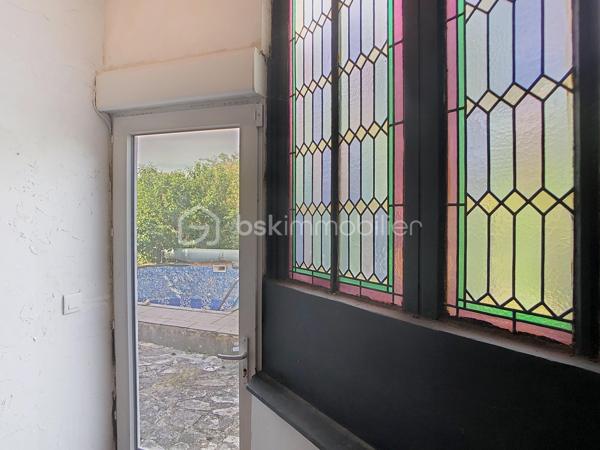 Édifiée sur un terrain de plus de 790 m², venez découvrir cette charmante maison de pierre qui saura vous séduire par son style, son potentiel, son jardin arboré et sa piscine. 
Dès le pas de la porte franchi, la double exposition permet à la luminosité de vous envelopper. Face à vous le séjour, sur votre gauche la salle à manger avec sa cuisine ouverte vous invite à la convivialité. Sur  votre droite, une chambre avec sa salle d'eau vous permet de bénéficier d'une chambre au rez-de-chaussée. Vous trouverez également un wc à ce niveau. A l'étage vous trouverez 2 chambres et une salle d'eau avec wc desservies par un palier. Au-dessus d'une des chambres se situe une quatrième pièce pouvant servir de chambre, de bureau, de salle de jeux. Au rez de chaussée côté jardin vous aurez la chance de découvrir deux chambres lumineuses avec vue sur la piscine. Une salle de bains avec douche et baignoire agrémente ce niveau.
Côté technique, la maison possède des huisseries en pvc, des volets roulants électriques, une alarme, la fibre, un portail électrique, une climatisation réversible, un chauffage au gaz de ville, et un forage pour l'eau. 
Côté jardin, outre la multitude d'essence différente entre arbres fruitiers, olivier et un majestueux  cèdre, vous bénéficierez d'un espace barbecue près de la piscine en dur,  d'un atelier et d'une serre. 
En venant visiter, vous comprendrez aisément que cette maison atypique, n'est pas la maison de Mme ou Mr tout le monde. Elle est unique, surprenante, chaleureuse, comme vous, non ?