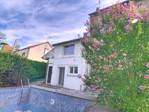 Édifiée sur un terrain de plus de 790 m², venez découvrir cette charmante maison de pierre qui saura vous séduire par son style, son potentiel, son jardin arboré et sa piscine. 
Dès le pas de la porte franchi, la double exposition permet à la luminosité de vous envelopper. Face à vous le séjour, sur votre gauche la salle à manger avec sa cuisine ouverte vous invite à la convivialité. Sur  votre droite, une chambre avec sa salle d'eau vous permet de bénéficier d'une chambre au rez-de-chaussée. Vous trouverez également un wc à ce niveau. A l'étage vous trouverez 2 chambres et une salle d'eau avec wc desservies par un palier. Au-dessus d'une des chambres se situe une quatrième pièce pouvant servir de chambre, de bureau, de salle de jeux. Au rez de chaussée côté jardin vous aurez la chance de découvrir deux chambres lumineuses avec vue sur la piscine. Une salle de bains avec douche et baignoire agrémente ce niveau.
Côté technique, la maison possède des huisseries en pvc, des volets roulants électriques, une alarme, la fibre, un portail électrique, une climatisation réversible, un chauffage au gaz de ville, et un forage pour l'eau. 
Côté jardin, outre la multitude d'essence différente entre arbres fruitiers, olivier et un majestueux  cèdre, vous bénéficierez d'un espace barbecue près de la piscine en dur,  d'un atelier et d'une serre. 
En venant visiter, vous comprendrez aisément que cette maison atypique, n'est pas la maison de Mme ou Mr tout le monde. Elle est unique, surprenante, chaleureuse, comme vous, non ?