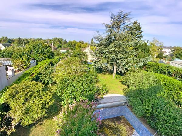 Édifiée sur un terrain de plus de 790 m², venez découvrir cette charmante maison de pierre qui saura vous séduire par son style, son potentiel, son jardin arboré et sa piscine. 
Dès le pas de la porte franchi, la double exposition permet à la luminosité de vous envelopper. Face à vous le séjour, sur votre gauche la salle à manger avec sa cuisine ouverte vous invite à la convivialité. Sur  votre droite, une chambre avec sa salle d'eau vous permet de bénéficier d'une chambre au rez-de-chaussée. Vous trouverez également un wc à ce niveau. A l'étage vous trouverez 2 chambres et une salle d'eau avec wc desservies par un palier. Au-dessus d'une des chambres se situe une quatrième pièce pouvant servir de chambre, de bureau, de salle de jeux. Au rez de chaussée côté jardin vous aurez la chance de découvrir deux chambres lumineuses avec vue sur la piscine. Une salle de bains avec douche et baignoire agrémente ce niveau.
Côté technique, la maison possède des huisseries en pvc, des volets roulants électriques, une alarme, la fibre, un portail électrique, une climatisation réversible, un chauffage au gaz de ville, et un forage pour l'eau. 
Côté jardin, outre la multitude d'essence différente entre arbres fruitiers, olivier et un majestueux  cèdre, vous bénéficierez d'un espace barbecue près de la piscine en dur,  d'un atelier et d'une serre. 
En venant visiter, vous comprendrez aisément que cette maison atypique, n'est pas la maison de Mme ou Mr tout le monde. Elle est unique, surprenante, chaleureuse, comme vous, non ?