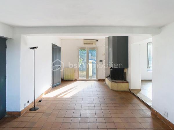 Édifiée sur un terrain de plus de 790 m², venez découvrir cette charmante maison de pierre qui saura vous séduire par son style, son potentiel, son jardin arboré et sa piscine. 
Dès le pas de la porte franchi, la double exposition permet à la luminosité de vous envelopper. Face à vous le séjour, sur votre gauche la salle à manger avec sa cuisine ouverte vous invite à la convivialité. Sur  votre droite, une chambre avec sa salle d'eau vous permet de bénéficier d'une chambre au rez-de-chaussée. Vous trouverez également un wc à ce niveau. A l'étage vous trouverez 2 chambres et une salle d'eau avec wc desservies par un palier. Au-dessus d'une des chambres se situe une quatrième pièce pouvant servir de chambre, de bureau, de salle de jeux. Au rez de chaussée côté jardin vous aurez la chance de découvrir deux chambres lumineuses avec vue sur la piscine. Une salle de bains avec douche et baignoire agrémente ce niveau.
Côté technique, la maison possède des huisseries en pvc, des volets roulants électriques, une alarme, la fibre, un portail électrique, une climatisation réversible, un chauffage au gaz de ville, et un forage pour l'eau. 
Côté jardin, outre la multitude d'essence différente entre arbres fruitiers, olivier et un majestueux  cèdre, vous bénéficierez d'un espace barbecue près de la piscine en dur,  d'un atelier et d'une serre. 
En venant visiter, vous comprendrez aisément que cette maison atypique, n'est pas la maison de Mme ou Mr tout le monde. Elle est unique, surprenante, chaleureuse, comme vous, non ?