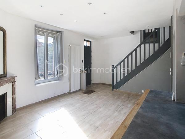 Édifiée sur un terrain de plus de 790 m², venez découvrir cette charmante maison de pierre qui saura vous séduire par son style, son potentiel, son jardin arboré et sa piscine. 
Dès le pas de la porte franchi, la double exposition permet à la luminosité de vous envelopper. Face à vous le séjour, sur votre gauche la salle à manger avec sa cuisine ouverte vous invite à la convivialité. Sur  votre droite, une chambre avec sa salle d'eau vous permet de bénéficier d'une chambre au rez-de-chaussée. Vous trouverez également un wc à ce niveau. A l'étage vous trouverez 2 chambres et une salle d'eau avec wc desservies par un palier. Au-dessus d'une des chambres se situe une quatrième pièce pouvant servir de chambre, de bureau, de salle de jeux. Au rez de chaussée côté jardin vous aurez la chance de découvrir deux chambres lumineuses avec vue sur la piscine. Une salle de bains avec douche et baignoire agrémente ce niveau.
Côté technique, la maison possède des huisseries en pvc, des volets roulants électriques, une alarme, la fibre, un portail électrique, une climatisation réversible, un chauffage au gaz de ville, et un forage pour l'eau. 
Côté jardin, outre la multitude d'essence différente entre arbres fruitiers, olivier et un majestueux  cèdre, vous bénéficierez d'un espace barbecue près de la piscine en dur,  d'un atelier et d'une serre. 
En venant visiter, vous comprendrez aisément que cette maison atypique, n'est pas la maison de Mme ou Mr tout le monde. Elle est unique, surprenante, chaleureuse, comme vous, non ?