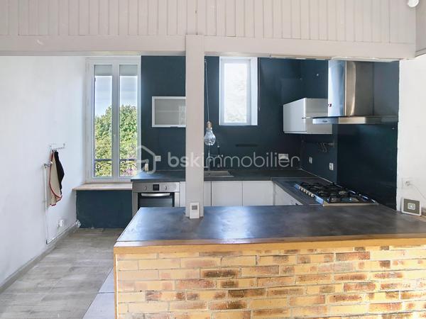 Édifiée sur un terrain de plus de 790 m², venez découvrir cette charmante maison de pierre qui saura vous séduire par son style, son potentiel, son jardin arboré et sa piscine. 
Dès le pas de la porte franchi, la double exposition permet à la luminosité de vous envelopper. Face à vous le séjour, sur votre gauche la salle à manger avec sa cuisine ouverte vous invite à la convivialité. Sur  votre droite, une chambre avec sa salle d'eau vous permet de bénéficier d'une chambre au rez-de-chaussée. Vous trouverez également un wc à ce niveau. A l'étage vous trouverez 2 chambres et une salle d'eau avec wc desservies par un palier. Au-dessus d'une des chambres se situe une quatrième pièce pouvant servir de chambre, de bureau, de salle de jeux. Au rez de chaussée côté jardin vous aurez la chance de découvrir deux chambres lumineuses avec vue sur la piscine. Une salle de bains avec douche et baignoire agrémente ce niveau.
Côté technique, la maison possède des huisseries en pvc, des volets roulants électriques, une alarme, la fibre, un portail électrique, une climatisation réversible, un chauffage au gaz de ville, et un forage pour l'eau. 
Côté jardin, outre la multitude d'essence différente entre arbres fruitiers, olivier et un majestueux  cèdre, vous bénéficierez d'un espace barbecue près de la piscine en dur,  d'un atelier et d'une serre. 
En venant visiter, vous comprendrez aisément que cette maison atypique, n'est pas la maison de Mme ou Mr tout le monde. Elle est unique, surprenante, chaleureuse, comme vous, non ?
