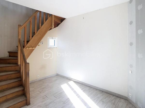 Édifiée sur un terrain de plus de 790 m², venez découvrir cette charmante maison de pierre qui saura vous séduire par son style, son potentiel, son jardin arboré et sa piscine. 
Dès le pas de la porte franchi, la double exposition permet à la luminosité de vous envelopper. Face à vous le séjour, sur votre gauche la salle à manger avec sa cuisine ouverte vous invite à la convivialité. Sur  votre droite, une chambre avec sa salle d'eau vous permet de bénéficier d'une chambre au rez-de-chaussée. Vous trouverez également un wc à ce niveau. A l'étage vous trouverez 2 chambres et une salle d'eau avec wc desservies par un palier. Au-dessus d'une des chambres se situe une quatrième pièce pouvant servir de chambre, de bureau, de salle de jeux. Au rez de chaussée côté jardin vous aurez la chance de découvrir deux chambres lumineuses avec vue sur la piscine. Une salle de bains avec douche et baignoire agrémente ce niveau.
Côté technique, la maison possède des huisseries en pvc, des volets roulants électriques, une alarme, la fibre, un portail électrique, une climatisation réversible, un chauffage au gaz de ville, et un forage pour l'eau. 
Côté jardin, outre la multitude d'essence différente entre arbres fruitiers, olivier et un majestueux  cèdre, vous bénéficierez d'un espace barbecue près de la piscine en dur,  d'un atelier et d'une serre. 
En venant visiter, vous comprendrez aisément que cette maison atypique, n'est pas la maison de Mme ou Mr tout le monde. Elle est unique, surprenante, chaleureuse, comme vous, non ?