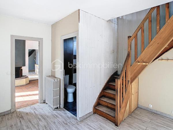 Édifiée sur un terrain de plus de 790 m², venez découvrir cette charmante maison de pierre qui saura vous séduire par son style, son potentiel, son jardin arboré et sa piscine. 
Dès le pas de la porte franchi, la double exposition permet à la luminosité de vous envelopper. Face à vous le séjour, sur votre gauche la salle à manger avec sa cuisine ouverte vous invite à la convivialité. Sur  votre droite, une chambre avec sa salle d'eau vous permet de bénéficier d'une chambre au rez-de-chaussée. Vous trouverez également un wc à ce niveau. A l'étage vous trouverez 2 chambres et une salle d'eau avec wc desservies par un palier. Au-dessus d'une des chambres se situe une quatrième pièce pouvant servir de chambre, de bureau, de salle de jeux. Au rez de chaussée côté jardin vous aurez la chance de découvrir deux chambres lumineuses avec vue sur la piscine. Une salle de bains avec douche et baignoire agrémente ce niveau.
Côté technique, la maison possède des huisseries en pvc, des volets roulants électriques, une alarme, la fibre, un portail électrique, une climatisation réversible, un chauffage au gaz de ville, et un forage pour l'eau. 
Côté jardin, outre la multitude d'essence différente entre arbres fruitiers, olivier et un majestueux  cèdre, vous bénéficierez d'un espace barbecue près de la piscine en dur,  d'un atelier et d'une serre. 
En venant visiter, vous comprendrez aisément que cette maison atypique, n'est pas la maison de Mme ou Mr tout le monde. Elle est unique, surprenante, chaleureuse, comme vous, non ?