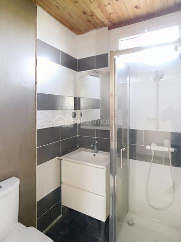Édifiée sur un terrain de plus de 790 m², venez découvrir cette charmante maison de pierre qui saura vous séduire par son style, son potentiel, son jardin arboré et sa piscine. 
Dès le pas de la porte franchi, la double exposition permet à la luminosité de vous envelopper. Face à vous le séjour, sur votre gauche la salle à manger avec sa cuisine ouverte vous invite à la convivialité. Sur  votre droite, une chambre avec sa salle d'eau vous permet de bénéficier d'une chambre au rez-de-chaussée. Vous trouverez également un wc à ce niveau. A l'étage vous trouverez 2 chambres et une salle d'eau avec wc desservies par un palier. Au-dessus d'une des chambres se situe une quatrième pièce pouvant servir de chambre, de bureau, de salle de jeux. Au rez de chaussée côté jardin vous aurez la chance de découvrir deux chambres lumineuses avec vue sur la piscine. Une salle de bains avec douche et baignoire agrémente ce niveau.
Côté technique, la maison possède des huisseries en pvc, des volets roulants électriques, une alarme, la fibre, un portail électrique, une climatisation réversible, un chauffage au gaz de ville, et un forage pour l'eau. 
Côté jardin, outre la multitude d'essence différente entre arbres fruitiers, olivier et un majestueux  cèdre, vous bénéficierez d'un espace barbecue près de la piscine en dur,  d'un atelier et d'une serre. 
En venant visiter, vous comprendrez aisément que cette maison atypique, n'est pas la maison de Mme ou Mr tout le monde. Elle est unique, surprenante, chaleureuse, comme vous, non ?