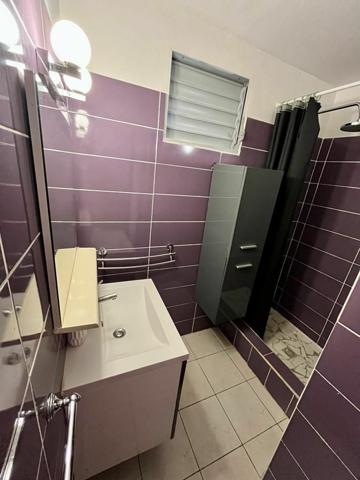 Maison à louer    5 pièces • 100 m2 Morne-à-l'Eau