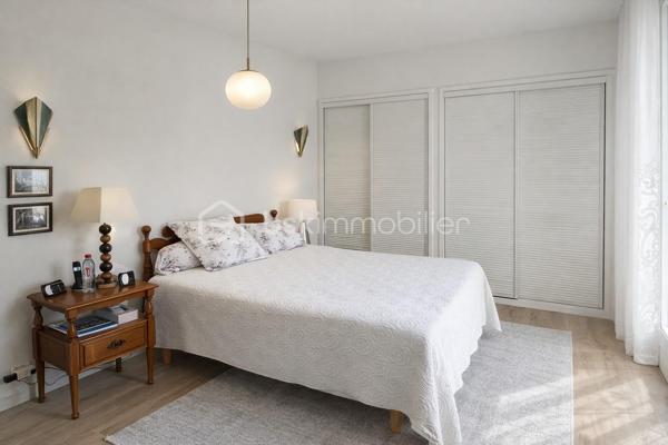 Votre conseillère BSK Immobilier, Fabienne Rigaud, vous invite à découvrir cette grande maison familiale aux beaux volumes, idéale pour accueillir une famille en quête d’espace et de confort.

Dès l’entrée, vous serez séduit par une pièce de vie lumineuse et conviviale ainsi qu’une cuisine fonctionnelle à aménager selon vos envies.

Le rez-de-chaussée propose deux grandes chambres, offrant un confort de plain-pied, accompagnées d’une salle d’eau pratique et fonctionnelle.

À l’étage, vous découvrirez deux autres chambres, bénéficiant d’un accès direct à une agréable terrasse de 18 m², idéale pour profiter des beaux jours en toute tranquillité.

Située à Fréjus, cette maison bénéficie d’un emplacement privilégié : à moins de 10 minutes des plages, tout en étant à moins de 5 minutes des commerces et commodités. Vous profiterez également d’un environnement calme, dans un quartier tranquille.

À l’extérieur, un jardin agréable complète ce bien, ainsi que de deux terrasses. 

Les + :
4 chambres dont 2 en rez-de-chaussée
Terrasse de 18 m² à l’étage
Proximité plage et commodités
Quartier calme
Jardin agréable

Une belle opportunité à découvrir sans tarder !

📞 Pour plus d’informations ou organiser une visite, contactez Fabienne Rigaud.