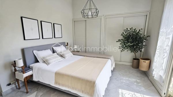 Votre conseillère BSK Immobilier, Fabienne Rigaud, vous invite à découvrir cette grande maison familiale aux beaux volumes, idéale pour accueillir une famille en quête d’espace et de confort.

Dès l’entrée, vous serez séduit par une pièce de vie lumineuse et conviviale ainsi qu’une cuisine fonctionnelle à aménager selon vos envies.

Le rez-de-chaussée propose deux grandes chambres, offrant un confort de plain-pied, accompagnées d’une salle d’eau pratique et fonctionnelle.

À l’étage, vous découvrirez deux autres chambres, bénéficiant d’un accès direct à une agréable terrasse de 18 m², idéale pour profiter des beaux jours en toute tranquillité.

Située à Fréjus, cette maison bénéficie d’un emplacement privilégié : à moins de 10 minutes des plages, tout en étant à moins de 5 minutes des commerces et commodités. Vous profiterez également d’un environnement calme, dans un quartier tranquille.

À l’extérieur, un jardin agréable complète ce bien, ainsi que de deux terrasses. 

Les + :
4 chambres dont 2 en rez-de-chaussée
Terrasse de 18 m² à l’étage
Proximité plage et commodités
Quartier calme
Jardin agréable

Une belle opportunité à découvrir sans tarder !

📞 Pour plus d’informations ou organiser une visite, contactez Fabienne Rigaud.
