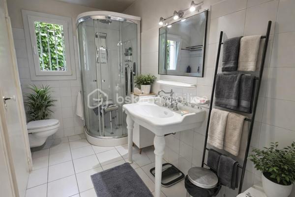 Votre conseillère BSK Immobilier, Fabienne Rigaud, vous invite à découvrir cette grande maison familiale aux beaux volumes, idéale pour accueillir une famille en quête d’espace et de confort.

Dès l’entrée, vous serez séduit par une pièce de vie lumineuse et conviviale ainsi qu’une cuisine fonctionnelle à aménager selon vos envies.

Le rez-de-chaussée propose deux grandes chambres, offrant un confort de plain-pied, accompagnées d’une salle d’eau pratique et fonctionnelle.

À l’étage, vous découvrirez deux autres chambres, bénéficiant d’un accès direct à une agréable terrasse de 18 m², idéale pour profiter des beaux jours en toute tranquillité.

Située à Fréjus, cette maison bénéficie d’un emplacement privilégié : à moins de 10 minutes des plages, tout en étant à moins de 5 minutes des commerces et commodités. Vous profiterez également d’un environnement calme, dans un quartier tranquille.

À l’extérieur, un jardin agréable complète ce bien, ainsi que de deux terrasses. 

Les + :
4 chambres dont 2 en rez-de-chaussée
Terrasse de 18 m² à l’étage
Proximité plage et commodités
Quartier calme
Jardin agréable

Une belle opportunité à découvrir sans tarder !

📞 Pour plus d’informations ou organiser une visite, contactez Fabienne Rigaud.
