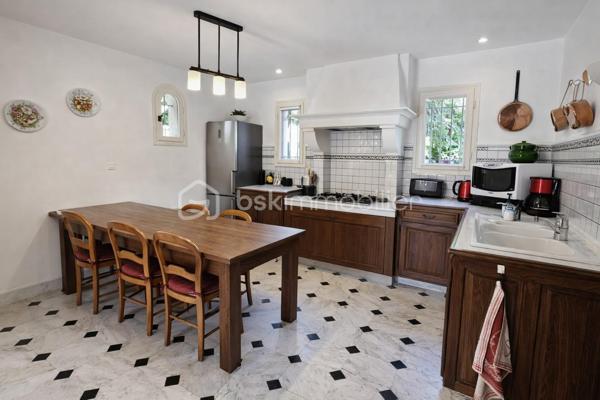 Votre conseillère BSK Immobilier, Fabienne Rigaud, vous invite à découvrir cette grande maison familiale aux beaux volumes, idéale pour accueillir une famille en quête d’espace et de confort.

Dès l’entrée, vous serez séduit par une pièce de vie lumineuse et conviviale ainsi qu’une cuisine fonctionnelle à aménager selon vos envies.

Le rez-de-chaussée propose deux grandes chambres, offrant un confort de plain-pied, accompagnées d’une salle d’eau pratique et fonctionnelle.

À l’étage, vous découvrirez deux autres chambres, bénéficiant d’un accès direct à une agréable terrasse de 18 m², idéale pour profiter des beaux jours en toute tranquillité.

Située à Fréjus, cette maison bénéficie d’un emplacement privilégié : à moins de 10 minutes des plages, tout en étant à moins de 5 minutes des commerces et commodités. Vous profiterez également d’un environnement calme, dans un quartier tranquille.

À l’extérieur, un jardin agréable complète ce bien, ainsi que de deux terrasses. 

Les + :
4 chambres dont 2 en rez-de-chaussée
Terrasse de 18 m² à l’étage
Proximité plage et commodités
Quartier calme
Jardin agréable

Une belle opportunité à découvrir sans tarder !

📞 Pour plus d’informations ou organiser une visite, contactez Fabienne Rigaud.