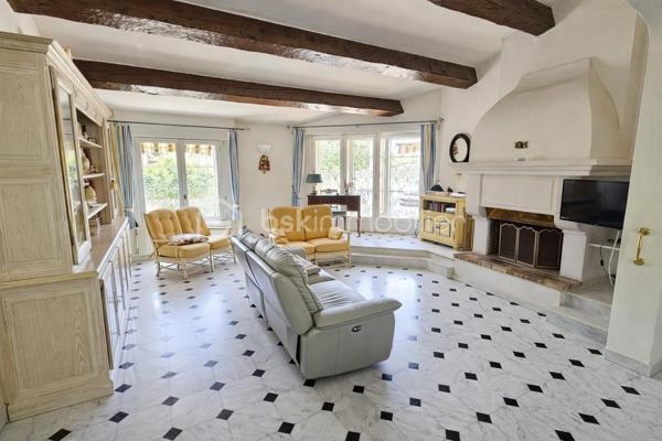 Votre conseillère BSK Immobilier, Fabienne Rigaud, vous invite à découvrir cette grande maison familiale aux beaux volumes, idéale pour accueillir une famille en quête d’espace et de confort.

Dès l’entrée, vous serez séduit par une pièce de vie lumineuse et conviviale ainsi qu’une cuisine fonctionnelle à aménager selon vos envies.

Le rez-de-chaussée propose deux grandes chambres, offrant un confort de plain-pied, accompagnées d’une salle d’eau pratique et fonctionnelle.

À l’étage, vous découvrirez deux autres chambres, bénéficiant d’un accès direct à une agréable terrasse de 18 m², idéale pour profiter des beaux jours en toute tranquillité.

Située à Fréjus, cette maison bénéficie d’un emplacement privilégié : à moins de 10 minutes des plages, tout en étant à moins de 5 minutes des commerces et commodités. Vous profiterez également d’un environnement calme, dans un quartier tranquille.

À l’extérieur, un jardin agréable complète ce bien, ainsi que de deux terrasses. 

Les + :
4 chambres dont 2 en rez-de-chaussée
Terrasse de 18 m² à l’étage
Proximité plage et commodités
Quartier calme
Jardin agréable

Une belle opportunité à découvrir sans tarder !

📞 Pour plus d’informations ou organiser une visite, contactez Fabienne Rigaud.