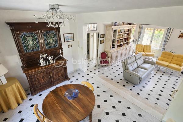 Votre conseillère BSK Immobilier, Fabienne Rigaud, vous invite à découvrir cette grande maison familiale aux beaux volumes, idéale pour accueillir une famille en quête d’espace et de confort.

Dès l’entrée, vous serez séduit par une pièce de vie lumineuse et conviviale ainsi qu’une cuisine fonctionnelle à aménager selon vos envies.

Le rez-de-chaussée propose deux grandes chambres, offrant un confort de plain-pied, accompagnées d’une salle d’eau pratique et fonctionnelle.

À l’étage, vous découvrirez deux autres chambres, bénéficiant d’un accès direct à une agréable terrasse de 18 m², idéale pour profiter des beaux jours en toute tranquillité.

Située à Fréjus, cette maison bénéficie d’un emplacement privilégié : à moins de 10 minutes des plages, tout en étant à moins de 5 minutes des commerces et commodités. Vous profiterez également d’un environnement calme, dans un quartier tranquille.

À l’extérieur, un jardin agréable complète ce bien, ainsi que de deux terrasses. 

Les + :
4 chambres dont 2 en rez-de-chaussée
Terrasse de 18 m² à l’étage
Proximité plage et commodités
Quartier calme
Jardin agréable

Une belle opportunité à découvrir sans tarder !

📞 Pour plus d’informations ou organiser une visite, contactez Fabienne Rigaud.