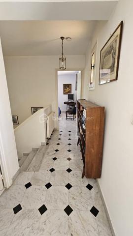 Votre conseillère BSK Immobilier, Fabienne Rigaud, vous invite à découvrir cette grande maison familiale aux beaux volumes, idéale pour accueillir une famille en quête d’espace et de confort.

Dès l’entrée, vous serez séduit par une pièce de vie lumineuse et conviviale ainsi qu’une cuisine fonctionnelle à aménager selon vos envies.

Le rez-de-chaussée propose deux grandes chambres, offrant un confort de plain-pied, accompagnées d’une salle d’eau pratique et fonctionnelle.

À l’étage, vous découvrirez deux autres chambres, bénéficiant d’un accès direct à une agréable terrasse de 18 m², idéale pour profiter des beaux jours en toute tranquillité.

Située à Fréjus, cette maison bénéficie d’un emplacement privilégié : à moins de 10 minutes des plages, tout en étant à moins de 5 minutes des commerces et commodités. Vous profiterez également d’un environnement calme, dans un quartier tranquille.

À l’extérieur, un jardin agréable complète ce bien, ainsi que de deux terrasses. 

Les + :
4 chambres dont 2 en rez-de-chaussée
Terrasse de 18 m² à l’étage
Proximité plage et commodités
Quartier calme
Jardin agréable

Une belle opportunité à découvrir sans tarder !

📞 Pour plus d’informations ou organiser une visite, contactez Fabienne Rigaud.
