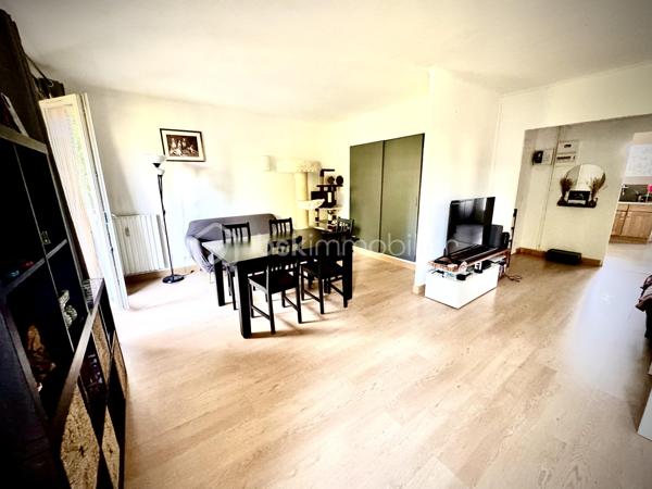 BRIGNOLES à 40minutes de AIX-EN-PROVENCE et à 20 minutes de SAINT MAXIMIN.

Cet appartement est située au 2e étage d'une résidence sécurisée avec un parc arborée. 
Dans un environnement calme à proximité de toutes les commodités (commerces, écoles, transports en commun, hôpital, médecin, marché ect...) 

L'appartement dispose : de 4 pièces, un salon, une cuisine équipée et aménagée, 3 chambres avec dressing une salle d'eau, un WC, 2 terrasses,  ainsi qu'un garage, une cave et un parking collectif sécurisée dans la résidence.

A découvrir !